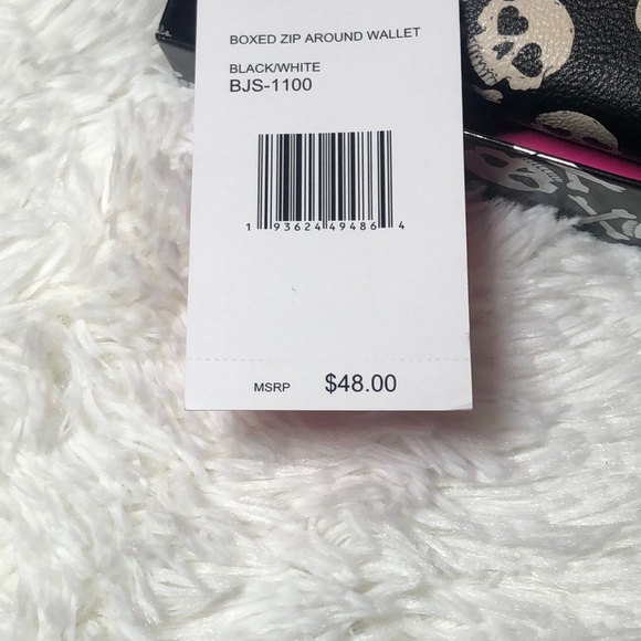 Betsey Johnson Black & White Scull Boxed Zip Around Wallet 🤍🖤 ☠️ NWT - Picture 5 of 6